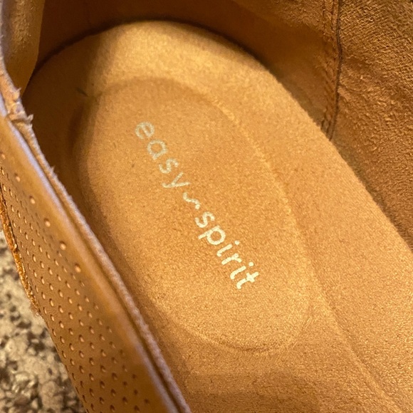 Easy Spirit Women's Tan Perforated Loafers 8 wide - Picture 2 of 6